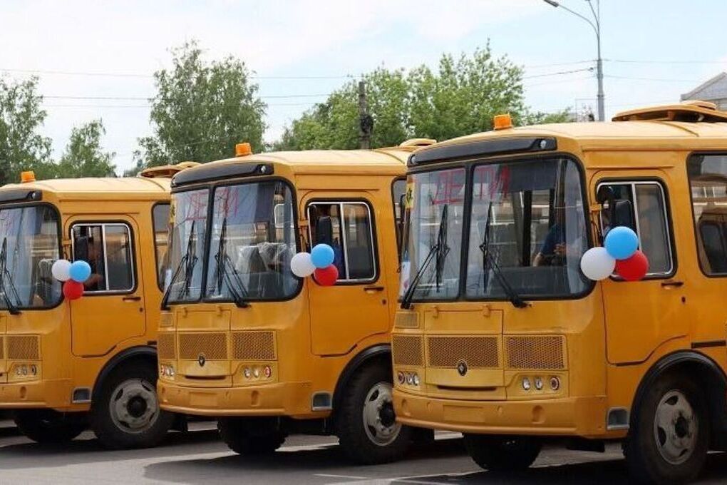 40 новых школьных автобусов торжественно отправились в районы Алтайского края.
